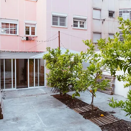 Altido Perfectly Stylish 2-Br Apartment With Terrace شقة *