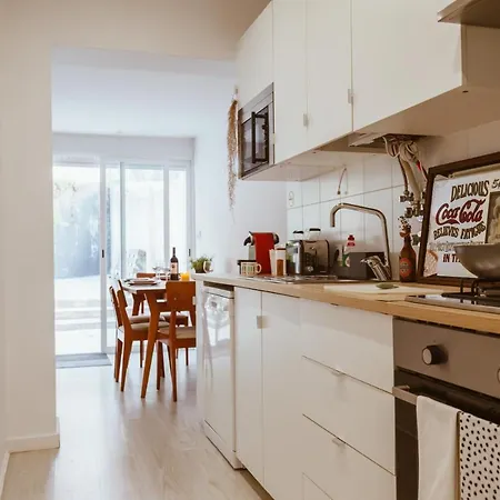 Altido Perfectly Stylish 2-Br Apartment With Terrace شقة *